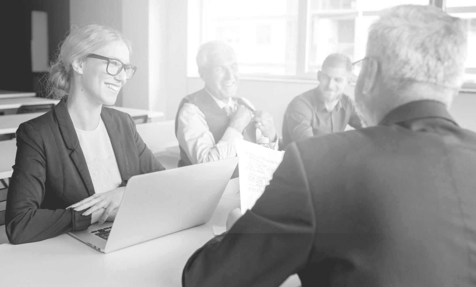 Equipo de synovaxilora trabajando en estrategias financieras innovadoras
